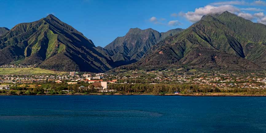 Kahului Airport is located 5 km from downtown. 